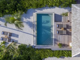 Beach Pool Villa - Vogelansicht auf eine der in die Natur eingebetteten Beach Pool Villen.